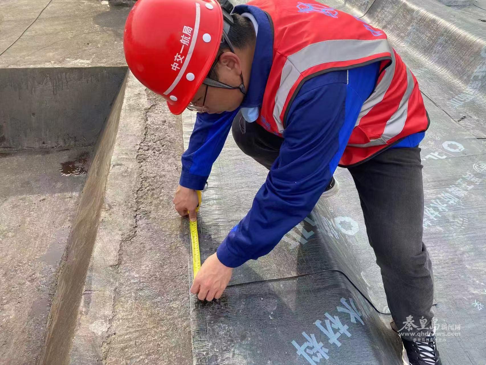 杜子敬在驗收現(xiàn)場。圖片由鐘藝文提供