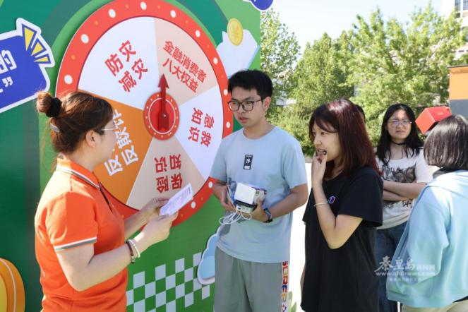 圖片:學(xué)生們參加有獎(jiǎng)答題活動(dòng)