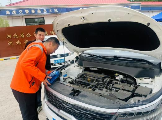 圖片:平安志愿者協(xié)助車主檢查車輛