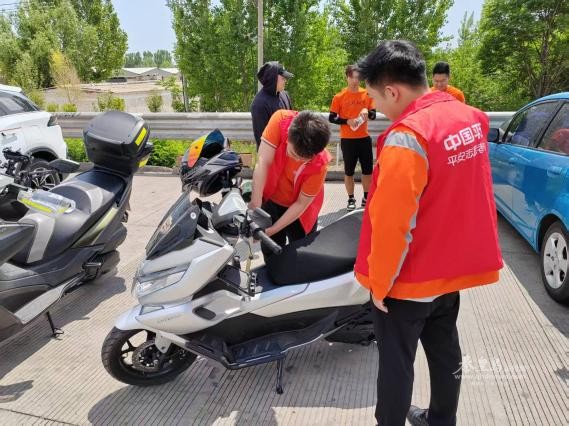 圖片:平安志愿者協(xié)助車主檢查車輛