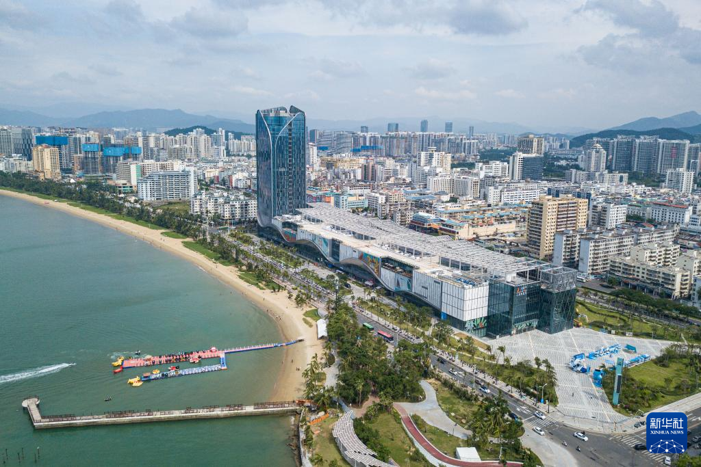 海南自貿(mào)港重點(diǎn)園區(qū)——三亞中央商務(wù)區(qū)（無人機(jī)照片，11月1日攝）。新華社記者 蒲曉旭攝