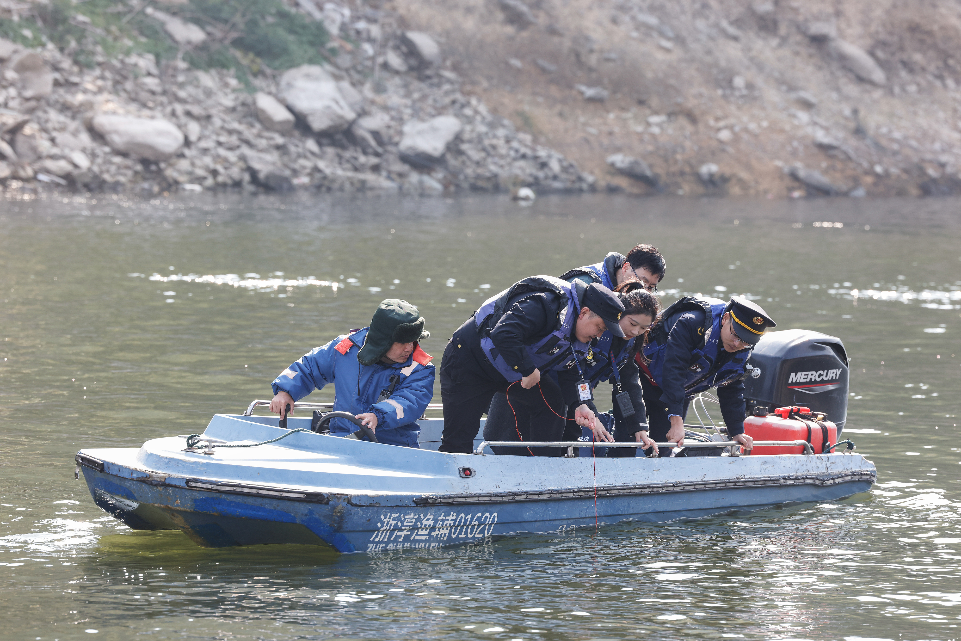 2025年12月4日，浙江杭州淳安縣與安徽黃山歙縣紀(jì)檢監(jiān)察干部及綜合行政執(zhí)法人員對(duì)浙皖交界的新安江鳩坑口水域進(jìn)行常態(tài)化巡河，共同保護(hù)漁業(yè)資源和水域生態(tài)環(huán)境。