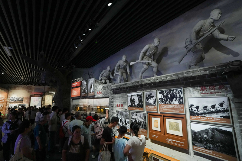 2025年7月8日，參觀者在中國人民抗日戰(zhàn)爭紀(jì)念館參觀《為了民族解放與世界和平》主題展覽。